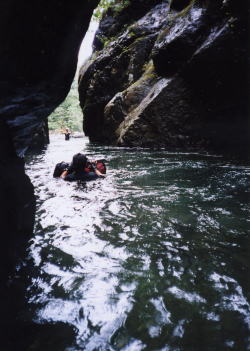 大岩魚泳ぐ渓・泳ぎで突破する平島さん